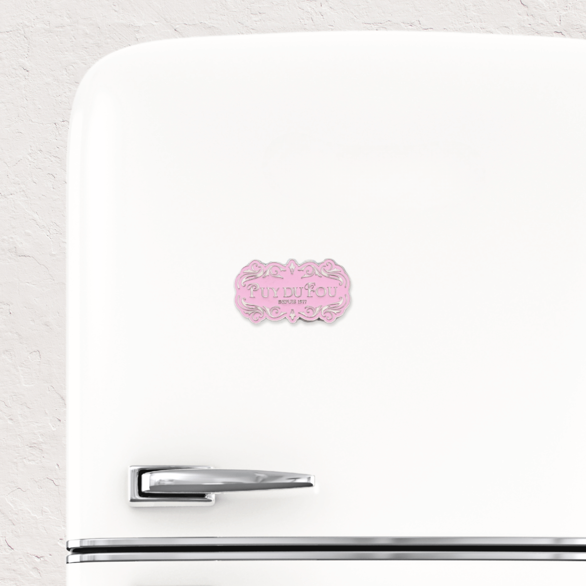 Magnet argenté Puy du Fou 1900 rose - sur frigo