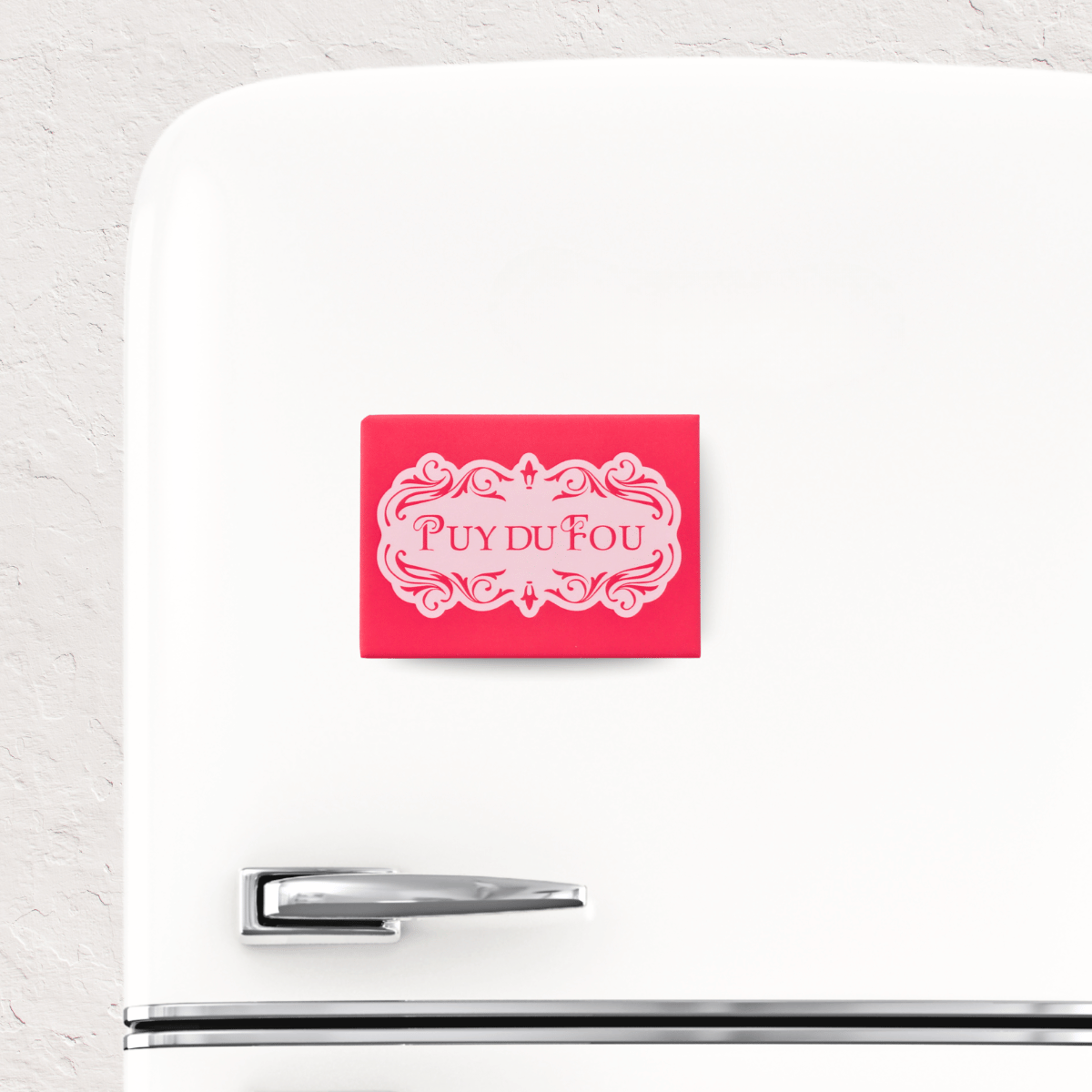 Magnet Puy du Fou 1900 rose - sur frigo