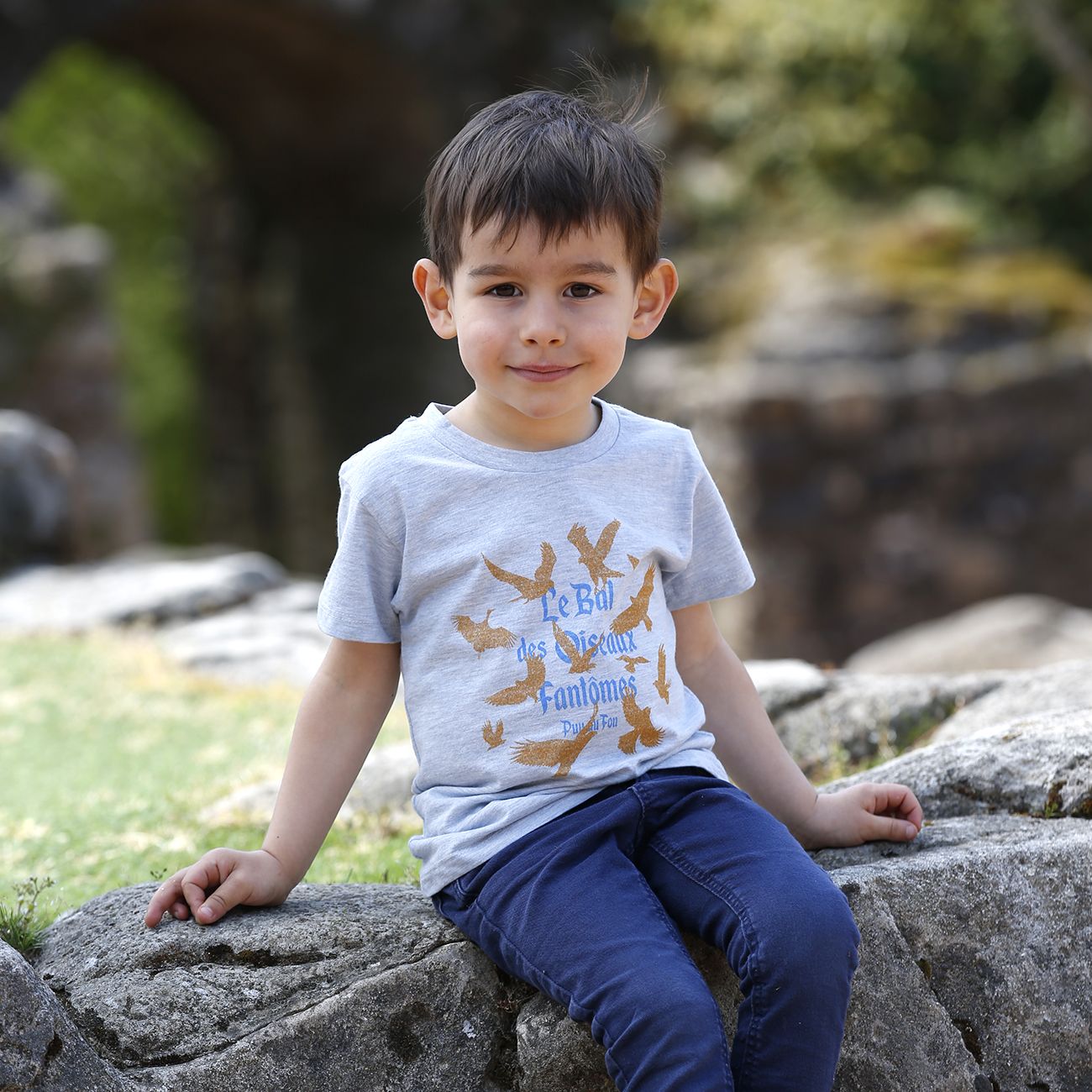 Assis dans spectacle t-shirt Bal des Oiseaux Fantômes enfant