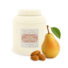 Boîte de thé vert poire et amande Le Signe du Triomphe - poire et amandes posées à côté de la boîte