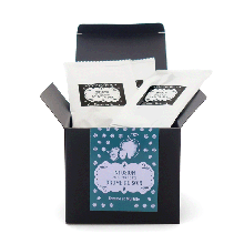 Boîte infusion pomme et myrtille Les Noces de Feu Puy du Fou ouverte – 20 infusettes enveloppées individuellement Brume du Soir
