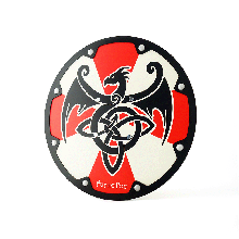Bouclier viking bicolore en bois vu en perspective montrant l'ensemble du motif dragon et croix rouge sur fond beige avec finitions noires