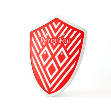 Bouclier en bois Tristan  inspiré du spectacle l'Epée du Roi Arthur avec mâcles blancs et sangles de maintien, vue de trois-quarts