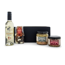 Coffret spécialités vendéennes avec produits posés devant la boîte : Troussepinette, mogettes au grillon, terrine au Mareuil et mogettes 3 chocolats.