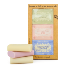 Coffret 3 savons au lait d'ânesse Puy du Fou avec les trois pains sortis de leur emballage – verveine, rose et exfoliant