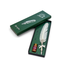 Coffret complet Le Dernier Panache Puy du Fou ouvert, écrin vert avec plume naturelle blanche, porte-plume argenté et fiole d'encre bronze