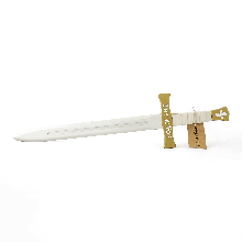 Épée médiévale blanche en bois 58 cm, vue de profil avec étiquette Puy du Fou et détails de la poignée enroulée