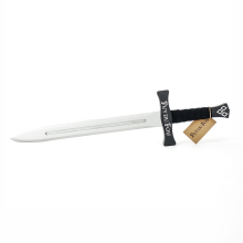 Épée en bois noire inspiré du spectacle l'Epée du Roi Arthur avec lame argentée effet métal, vue de profil avec étiquette Puy du Fou