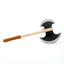 Hache viking vue de profil montrant la lame double tranchant, le manche gravé Puy du Fou et le grip antidérapant