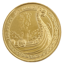 Jeton touristique Puy du Fou Les Vikings 2026 – face dorée avec drakkar à proue de dragon et entrelacs celtiques, frappé par la Monnaie de Paris