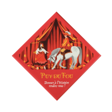 Magnet Puy du Fou Les Mousquetaires de Richelieu avec un mousquetaire sur cheval gris et Serafina dansant en robe rouge, citation Donner à l'Histoire rendez-vous