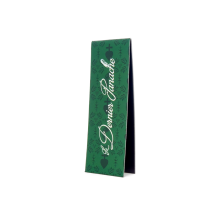 Marque-page magnétique Le Dernier Panache Puy du Fou ouvert, vue de 3/4, motifs vendéens et inscription cursive verts