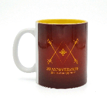 Mug édition spéciale 20 ans Mousquetaire de Richelieu Puy du Fou, détail fleurets de mousquetaires croisés et inscription anniversaire en or sur céramique bordeaux