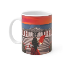 Face du mug Mousquetaire de Richelieu Puy du Fou, Sérafina en robe rouge éventail à la main devant le Grand Carrousel