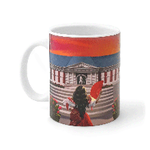 Face du mug Mousquetaire de Richelieu Puy du Fou, Sérafina en robe rouge éventail à la main devant le Grand Carrousel