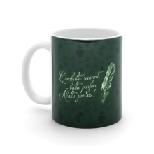 Mug Le Dernier Panache Puy du Fou avec la devise "Combattu souvent, battu parfois, abattu jamais !" et plume illustrée sur fond vert