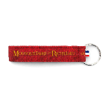 Porte-clés tissu Puy du Fou Mousquetaire de Richelieu – détail de l'inscription dorée sur fond rouge cardinal