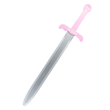 Épée mâcles en bois avec un manche rose, vue de face sur fond blanc, boutique officielle du Puy du Fou.
