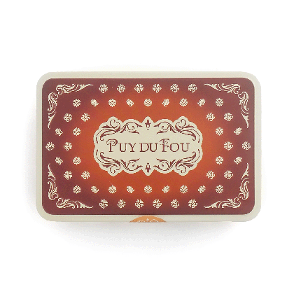 Couvercle de la boîte métal marron biscuits caramel, décor avec logo Puy du Fou central gaufré