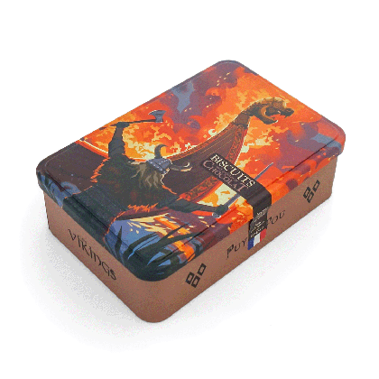 Boîte métal biscuits aux pépites de chocolat Vikings Puy du Fou avec bandeau et drapeau France vue de 3/4