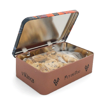 Boîte métal Vikings Puy du Fou ouverte avec biscuits aux pépites de chocolat à l'intérieur