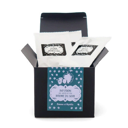 Boîte infusion pomme et myrtille Les Noces de Feu Puy du Fou ouverte – 20 infusettes enveloppées individuellement Brume du Soir