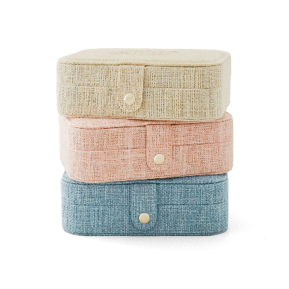 Grande boîte à bijoux effet lin Puy du Fou – 3 coloris beige, rose et bleu empilés, vue de face