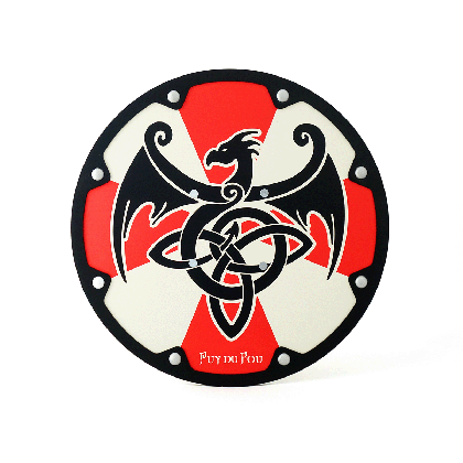 Vue frontale du bouclier en bois viking montrant le dragon stylisé noir sur fond rouge et beige avec nœud celtique triskel au centre et bordure noire rivetée