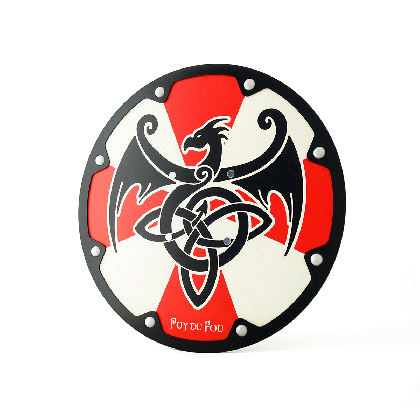 Bouclier viking bicolore en bois vu en perspective montrant l'ensemble du motif dragon et croix rouge sur fond beige avec finitions noires