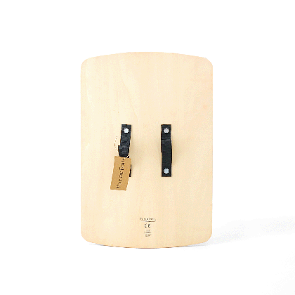 Dos du bouclier romain Puy du Fou en bois naturel avec sangles de portage noires et étiquette collection officielle