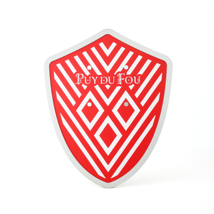 Bouclier chevalier Tristan Puy du Fou vue de face avec inscription et trois mâcles emblématiques sur fond rouge écarlate bordé d'argenté