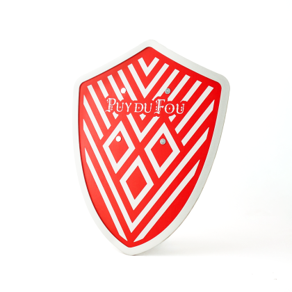 Bouclier en bois Tristan  inspiré du spectacle l'Epée du Roi Arthur avec mâcles blancs et sangles de maintien, vue de trois-quarts