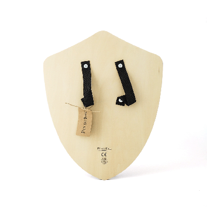 Dos du bouclier en bois Tristan vue du dos avec sangles noires de maintien et étiquette Puy du Fou, inspiré du spectacle l'Epée du Roi Arthur