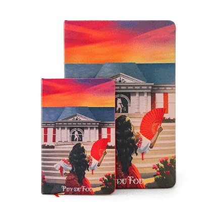 Vue de face des deux carnets Mousquetaire de Richelieu Puy du Fou, couverture illustrée avec Sérafina et son éventail rouge