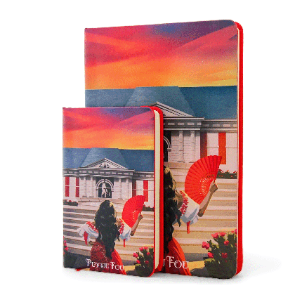 Vue de trois quarts des carnets A5 et A6 Mousquetaire de Richelieu Puy du Fou, tranche et marque-page ruban rouge visibles