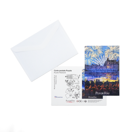 Carte postale puzzle La Cinéscénie du Puy du Fou présentée avec son enveloppe, notice explicative et puzzle monté illustrant le château illuminé sous les feux d'artifice