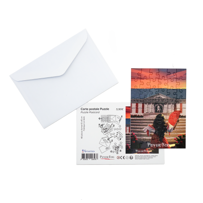 Ensemble complet de la carte postale puzzle Grand Carrossel avec enveloppe blanche, verso montrant les instructions de montage et puzzle assemblé de Sérafina devant le théâtre
