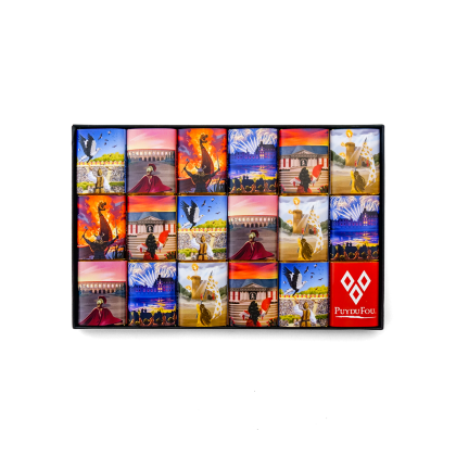 Coffret de 18 mini tablettes de chocolat au lait Puy du Fou, vue de face, emballages illustrés des spectacles