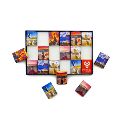 	
Coffret de 18 mini tablettes de chocolat au lait Puy du Fou, vue de dessus, emballages illustrés des spectacles