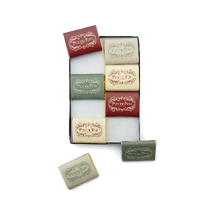 Coffret chocolat noir Puy du Fou ouvert avec mini chocolats individuels sorties