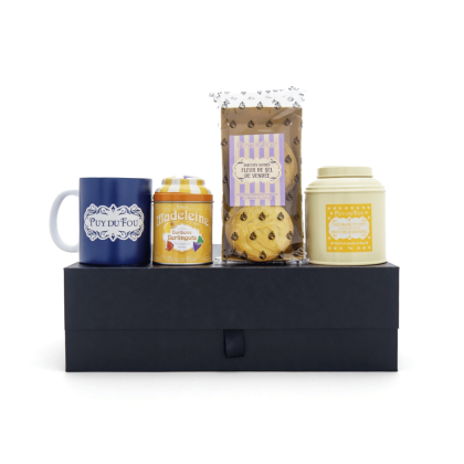 Coffret cadeau gourmand sucré présenté sur une boîte cadeau noire, avec berlingots, galettes vendéennes, thé et mug Puy du Fou.