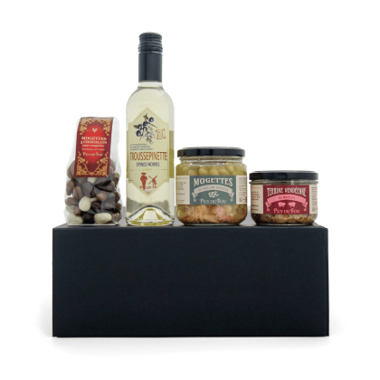 Produits du coffret spécialités vendéennes présentés sur la boîte noire : Troussepinette Épines Noires, mogettes au grillon vendéen, terrine au Mareuil et mogettes 3 chocolats.