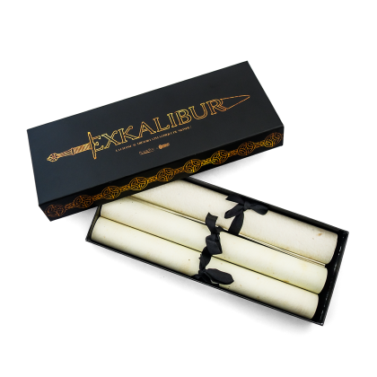 Coffret Exkalibur ouvert avec les rouleaux d'énigmes calligraphiées et enluminures 