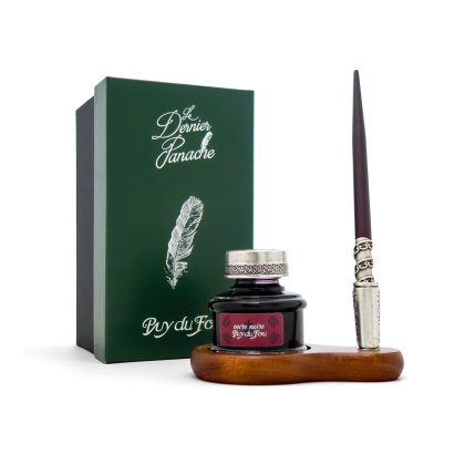 Coffret complet Le Dernier Panache Puy du Fou avec écrin vert, plume trempée, support en bois et flacon d'encre noire
