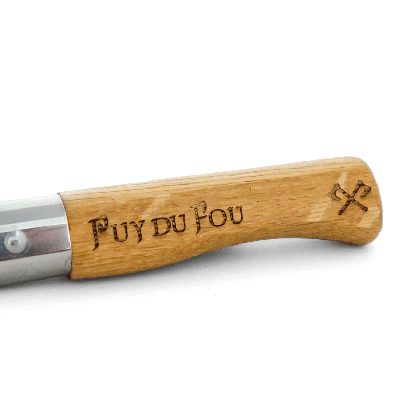 Gros plan manche en chêne couteau Viking Puy du Fou, gravure logo Puy du Fou et motif haches croisées