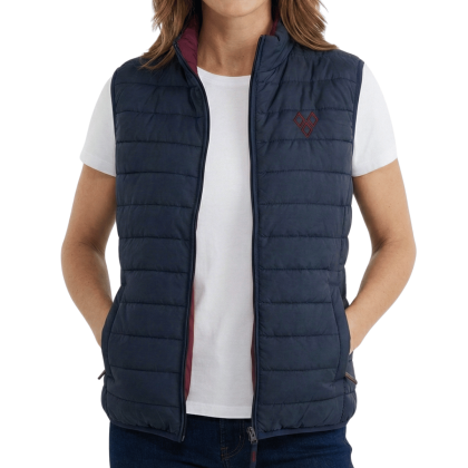 Doudoune sans manches femme Puy du Fou portée avec un t-shirt blanc, coupe féminine et légère.