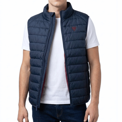 Doudoune sans manches homme Puy du Fou portée sur un t-shirt blanc, coupe droite et légère.