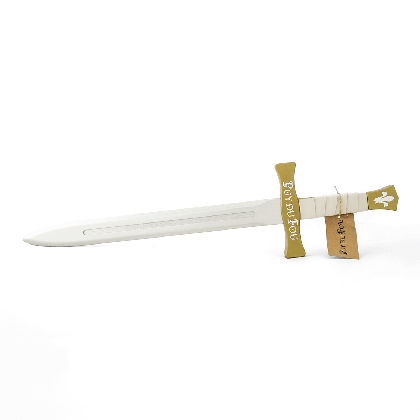Épée médiévale blanche en bois 58 cm, vue de profil avec étiquette Puy du Fou et détails de la poignée enroulée