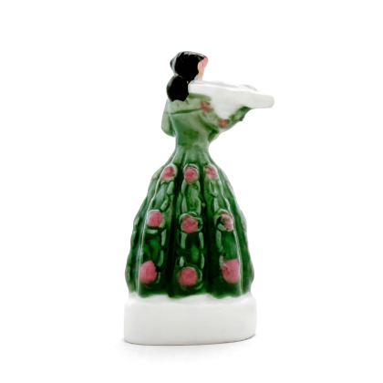 Dos de la fève La Muse en porcelaine, robe verte longue et cheveux foncés attachés