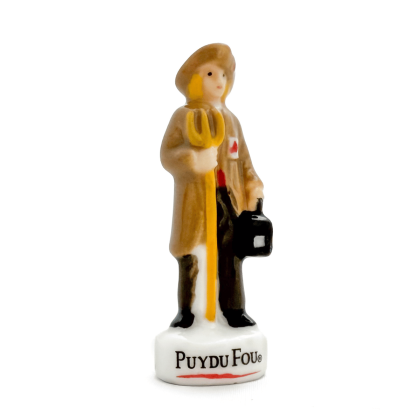 Figurine fève Le Vendéen Puy du Fou, vue de profil avec manteau long et sac noir